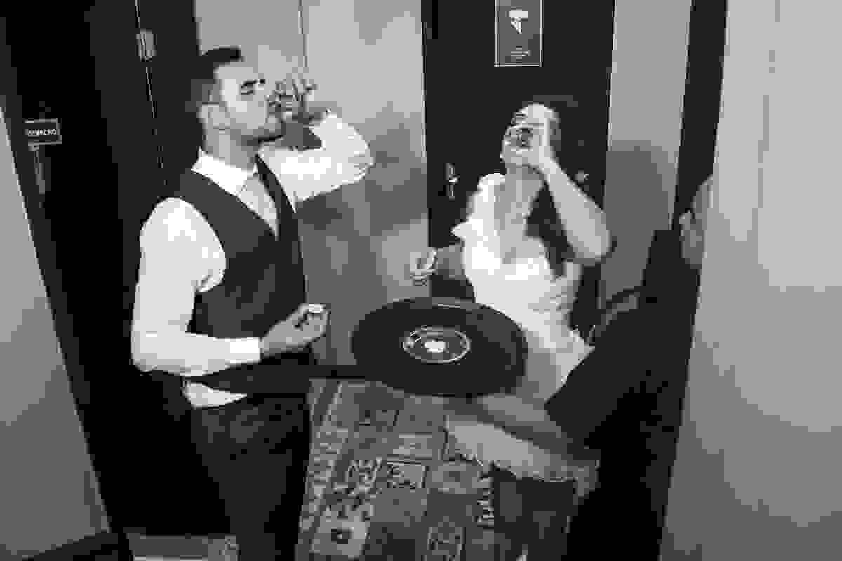 noivo e noiva tomam tequila antes de irem para a pista de dança