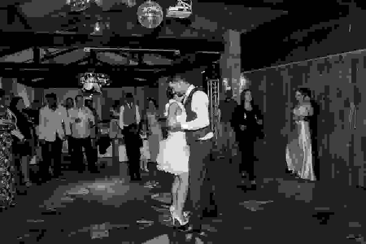 Noivos abrem a pista de dança em dança romantica coladinhos