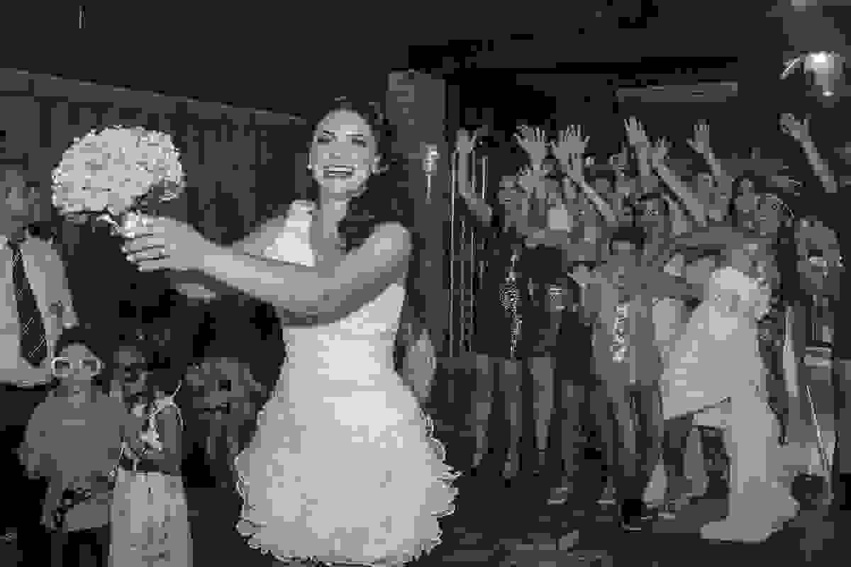 Noiva se prepara para jogar o bouquet