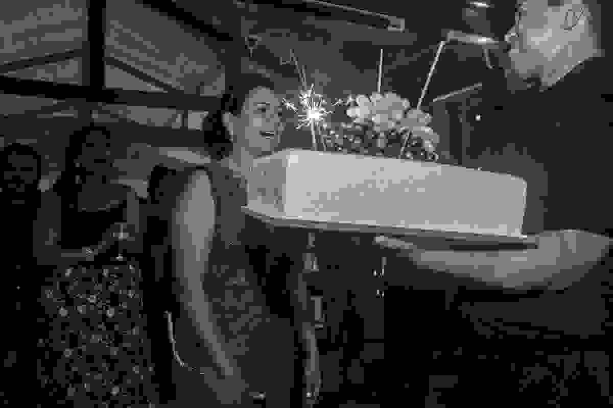 Mãe do noivo sendo homenageada pelo seu aniversário durante o casamento em macaé
