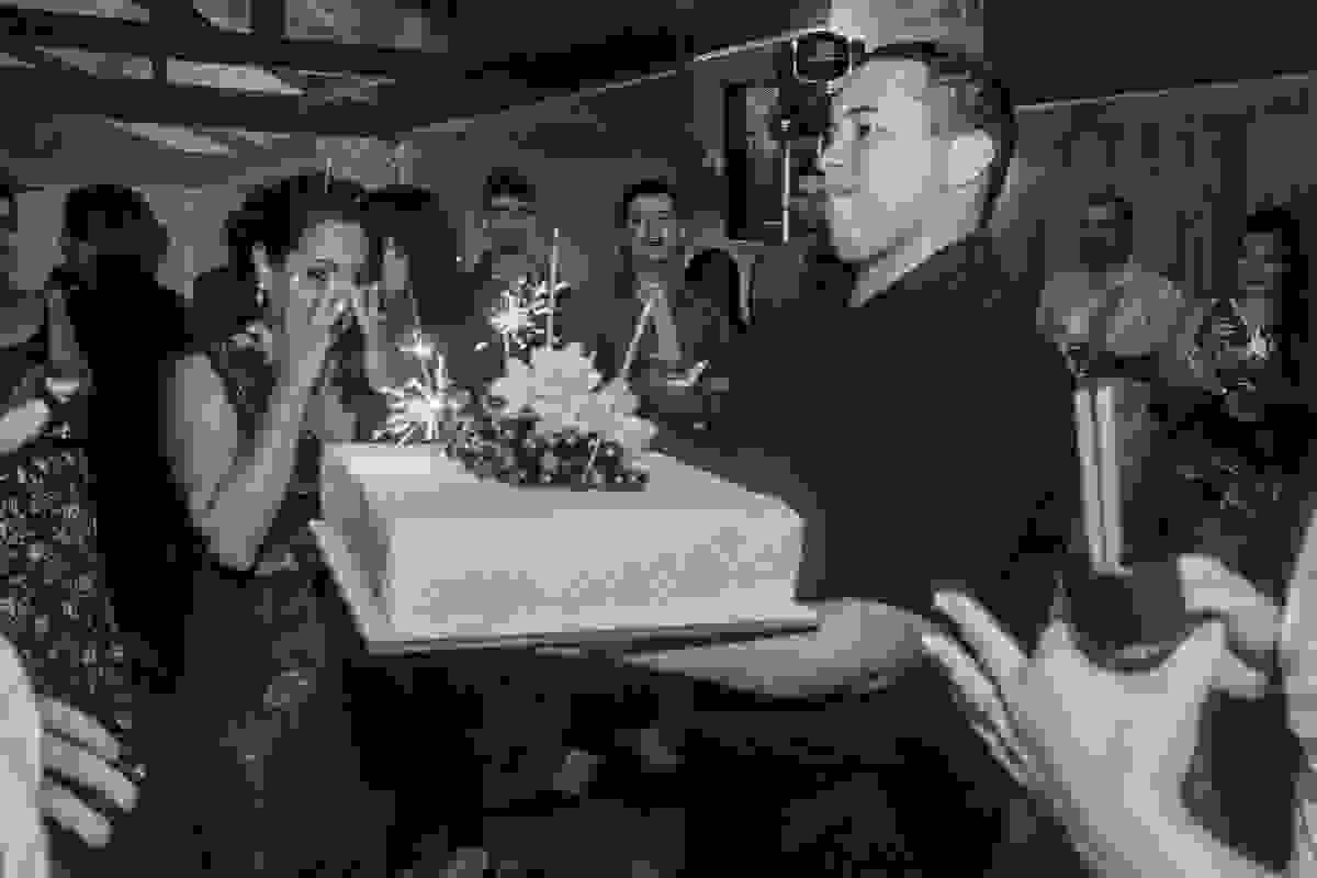 Mãe chora emocionada vendo o bolo de aniversário que preparam para ela