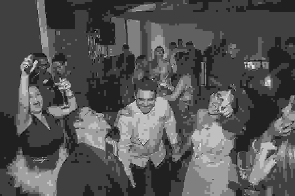 convidados se divertem na pista de dança do casamento em macaé