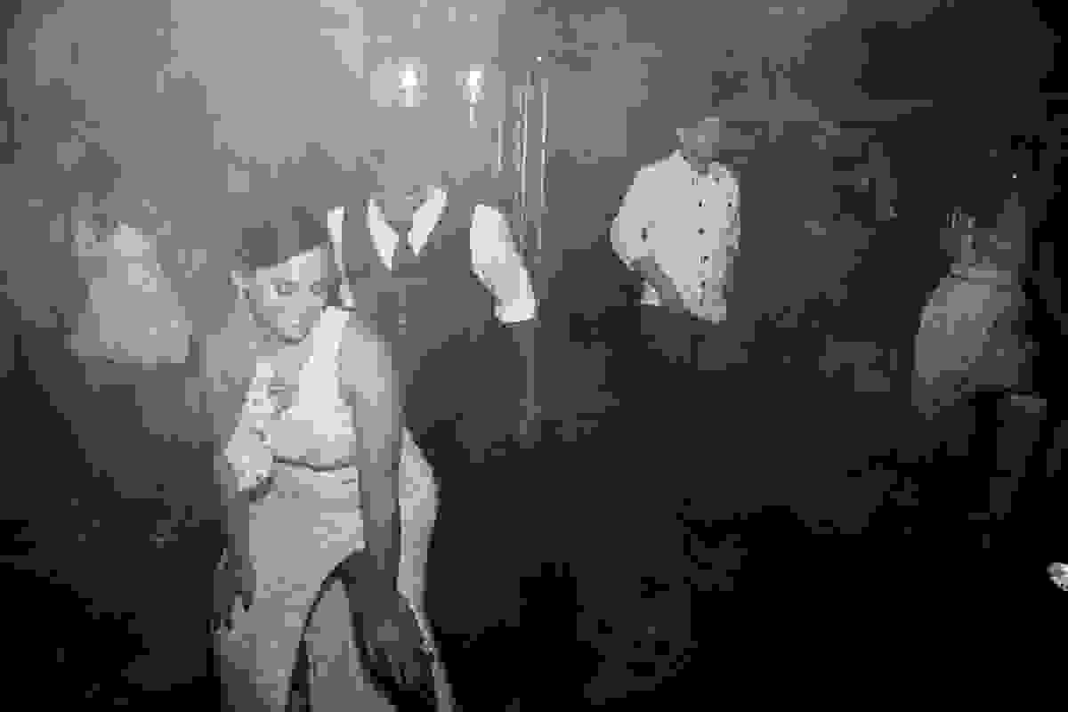 convidada dança com o garçon e perde a linha durante o casamento