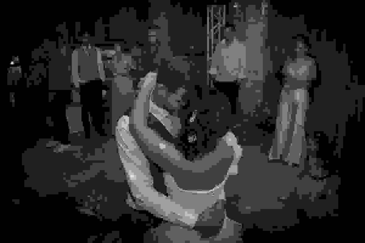 noivos dança agarradinhos na pista de dança de forma carinhosa e romantica