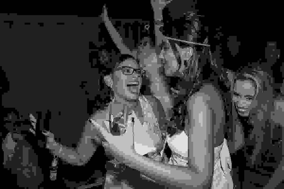 convidados dançam e se divertem muito durante o casamento em macaé rio de janeiro