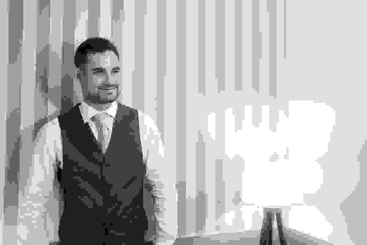 noivo quase pronto para o casamento pousa para foto