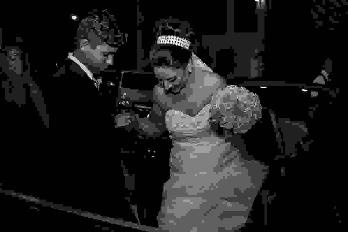 noiva chegando ao casamento sendo auxiliada para saida do carro