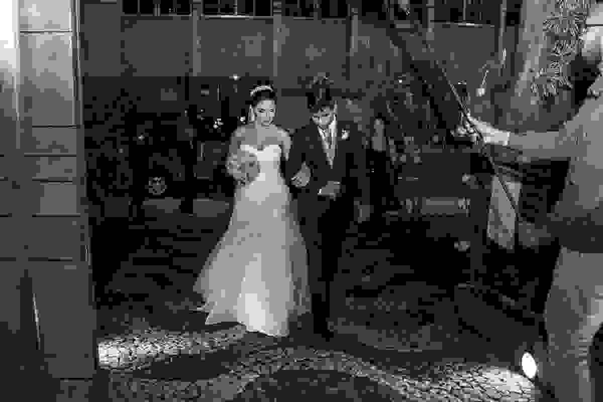 fotografia do casamento de macaé mostrando a noiva entrando com seu filho mais velho no salão onde sera a cerimonia e festa