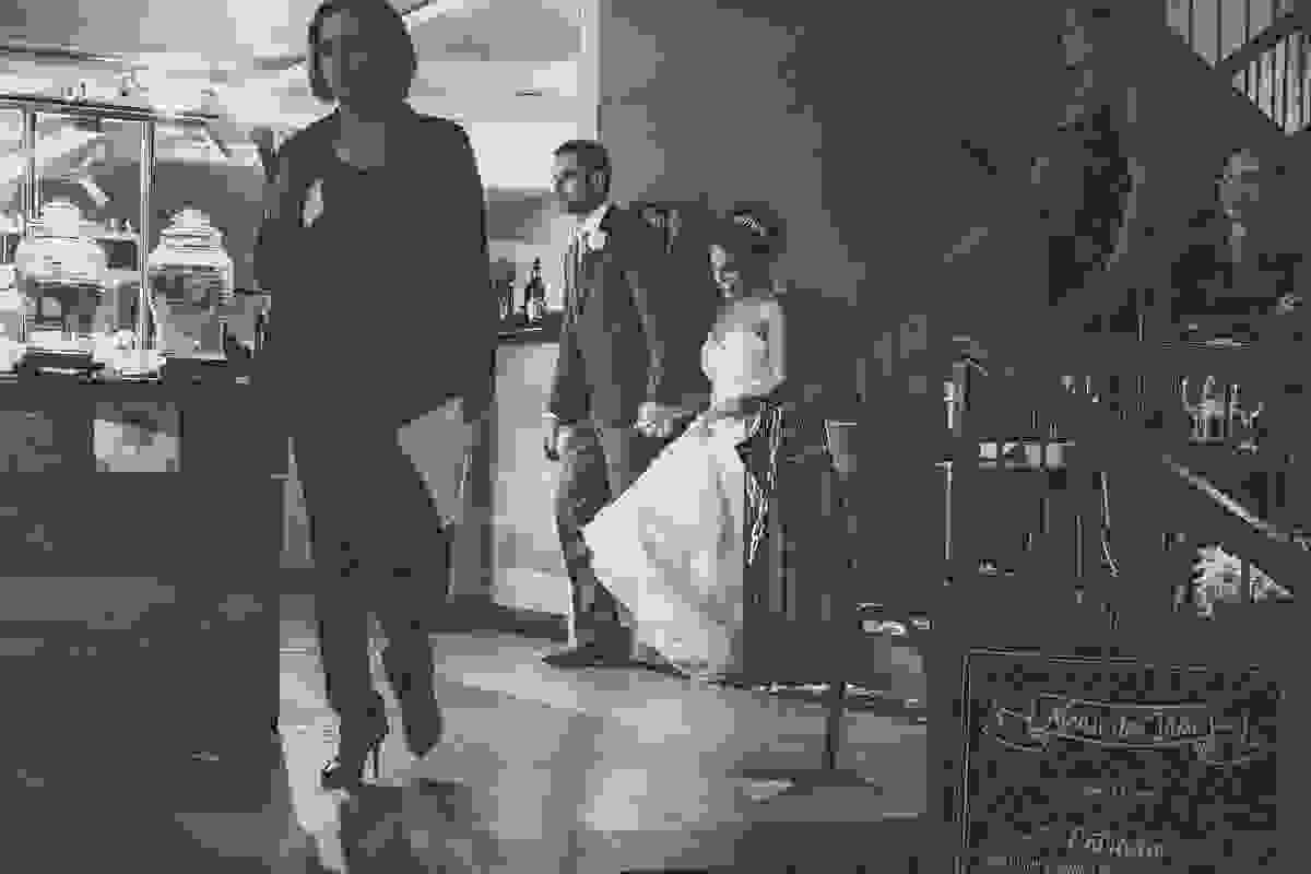 Casal indo embora do salão de festa do casamento em macaé rio de janeiro