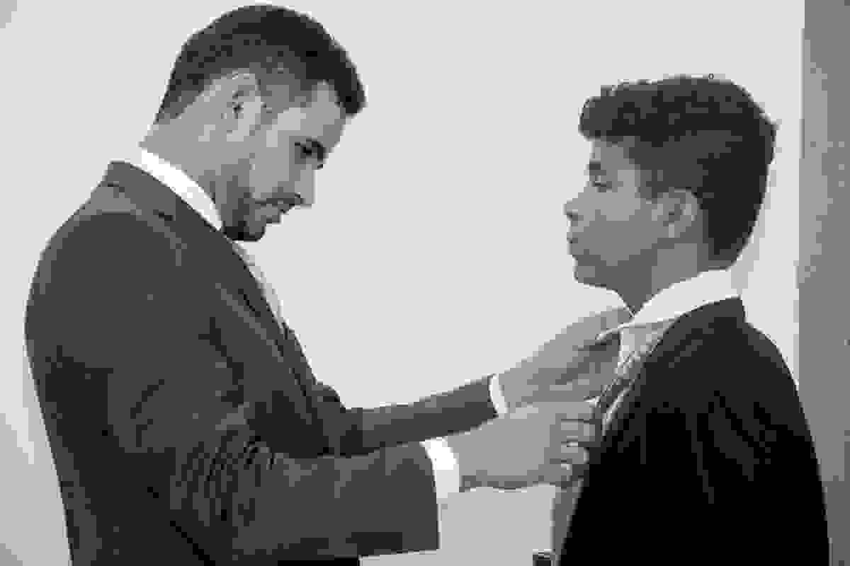 Noivo arrumando gravata de convidado em casamento macaé rio de janeiro
