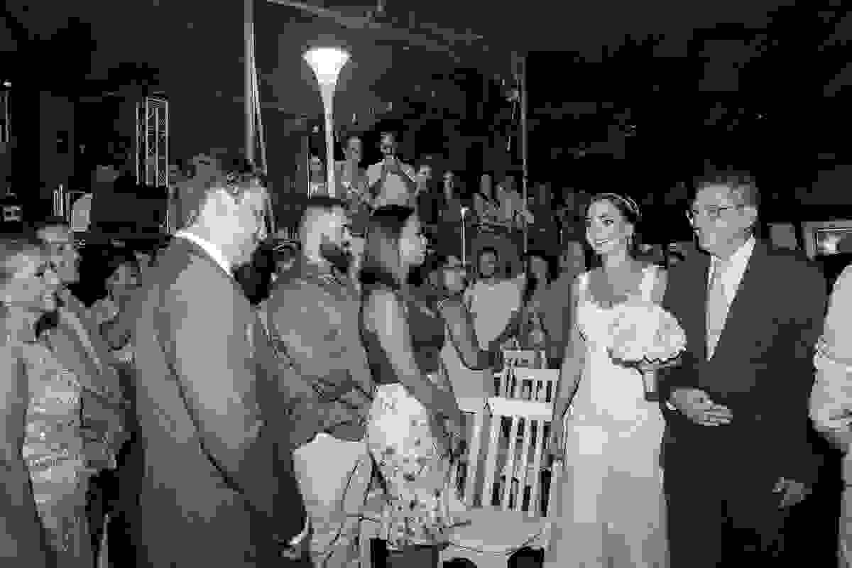 noivo olha para noiva em momento de emoção durante casamento em búzios