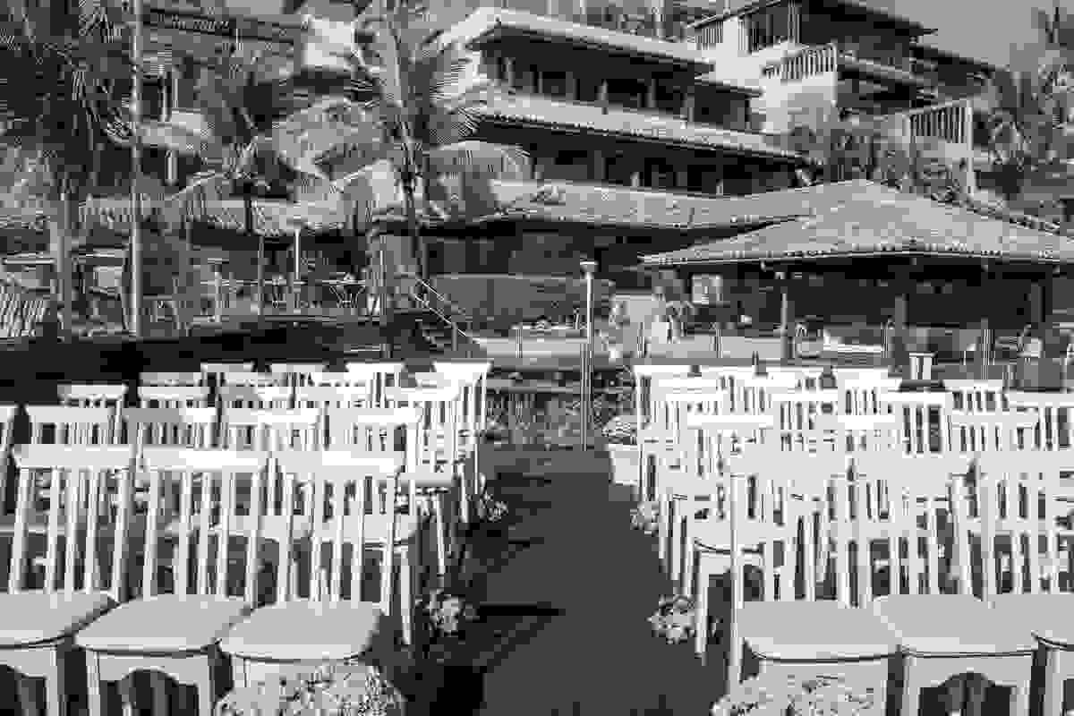 decoração da nave por onde passará o cortejo do casamento em búzios