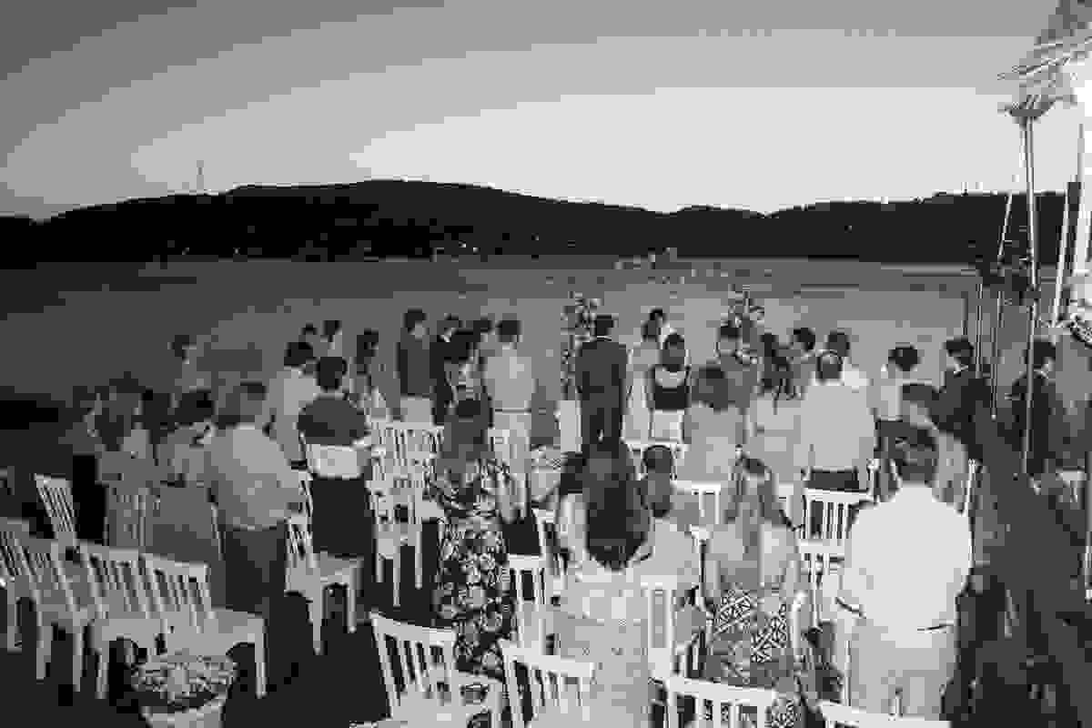 cerimonia sendo realizada de frente para o mar em lindo hotel de armação dos búzios rio de janeiro