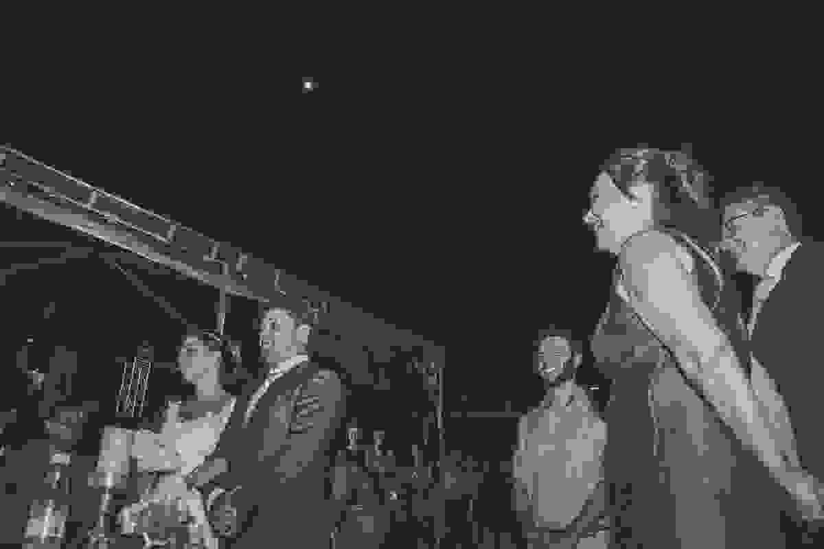 cerimonia chega a noite com linda lua em casamento em búzios rio de janeiro