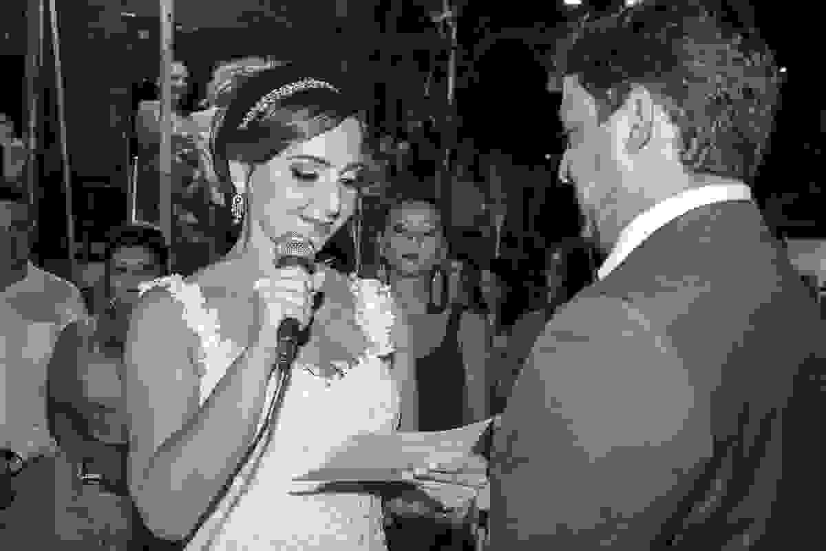 noiva faz os votos do casamento para o noivo
