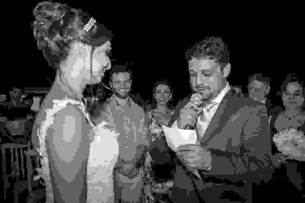 noivo faz os votos do casamento para a noiva