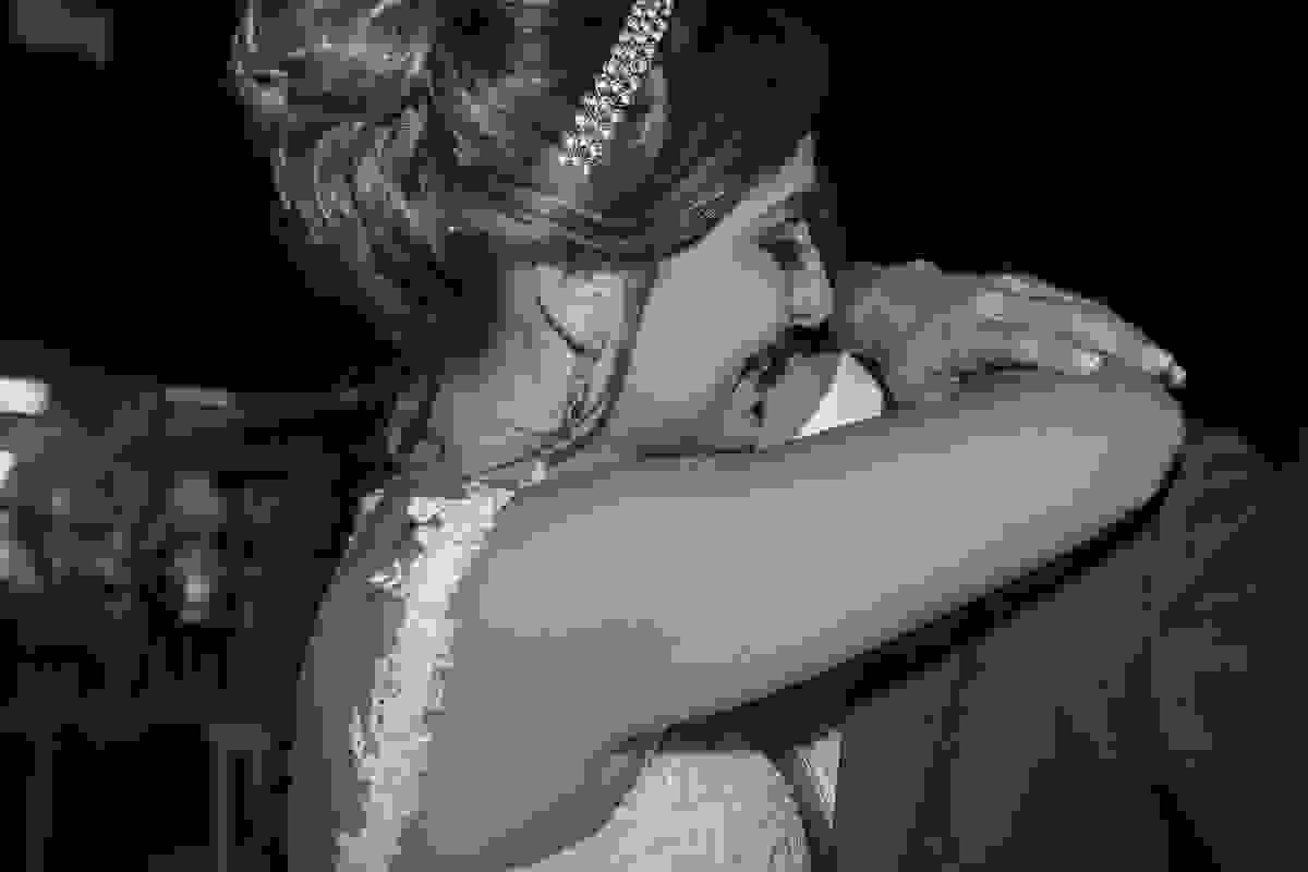 casal de noivos se abraçando durante o casamento em armação dos búzios rio de janeiro