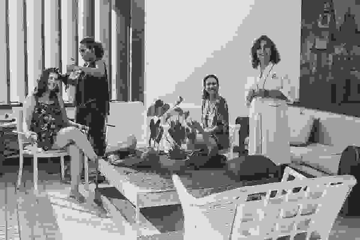 madrinhas e mãe da noiva se preparando para o casamento em búzios