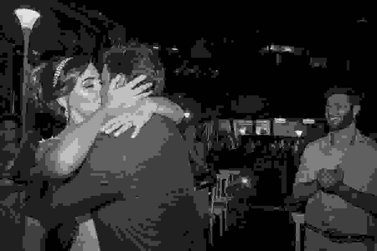 beijo do casal em casamento búzios