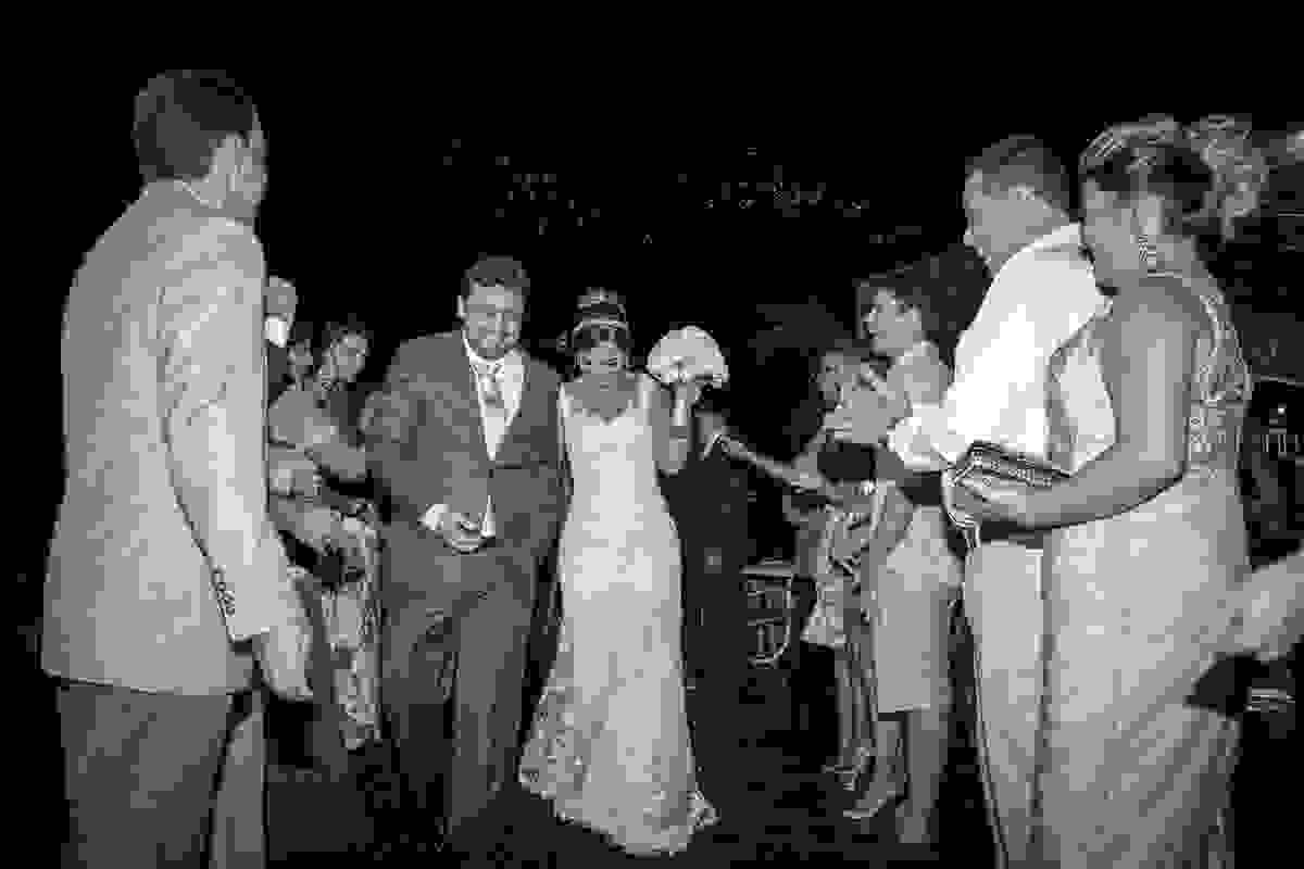 saida do casal com chuva de arroz em casamento búzios rio de janeiro