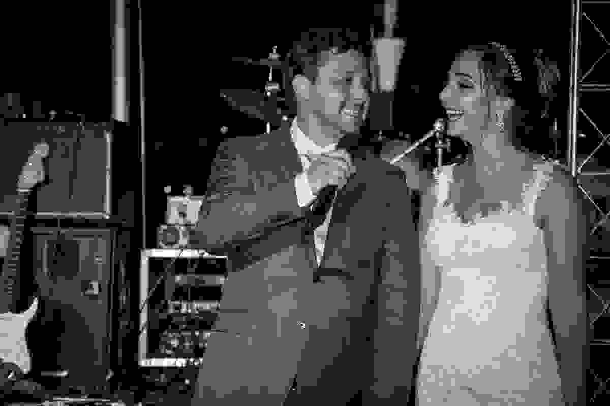 casal fala no microfone dando as boas vindas a todos ao casamento búzios