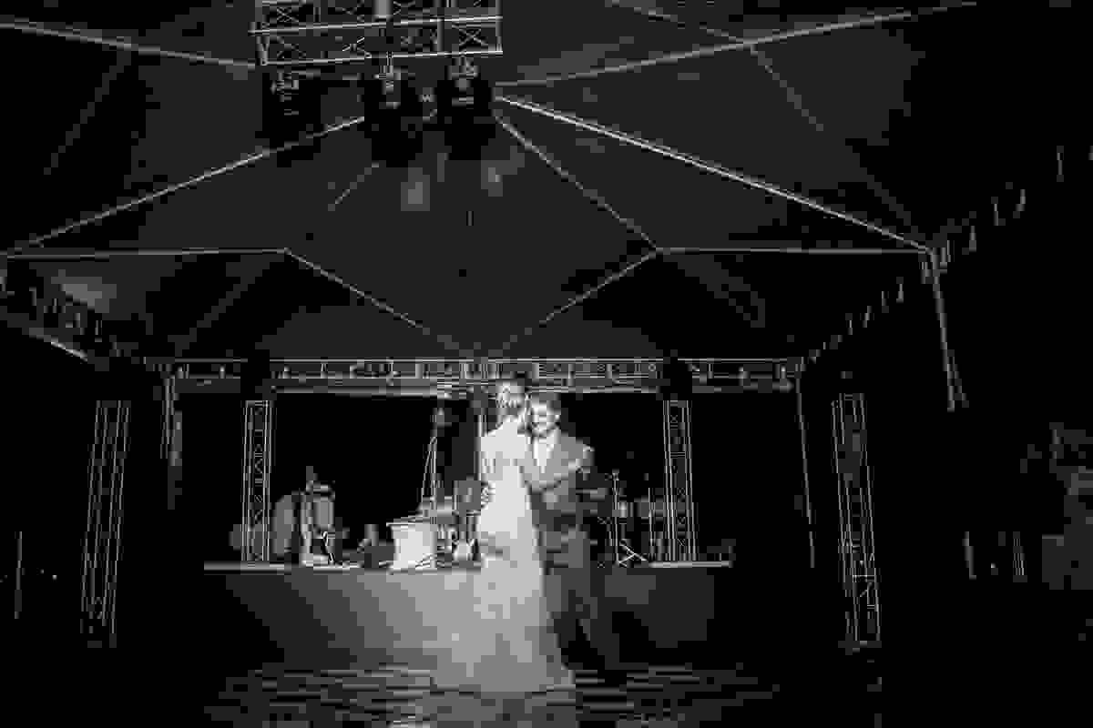 Casal abrindo a pista de dança do casamento em búzios