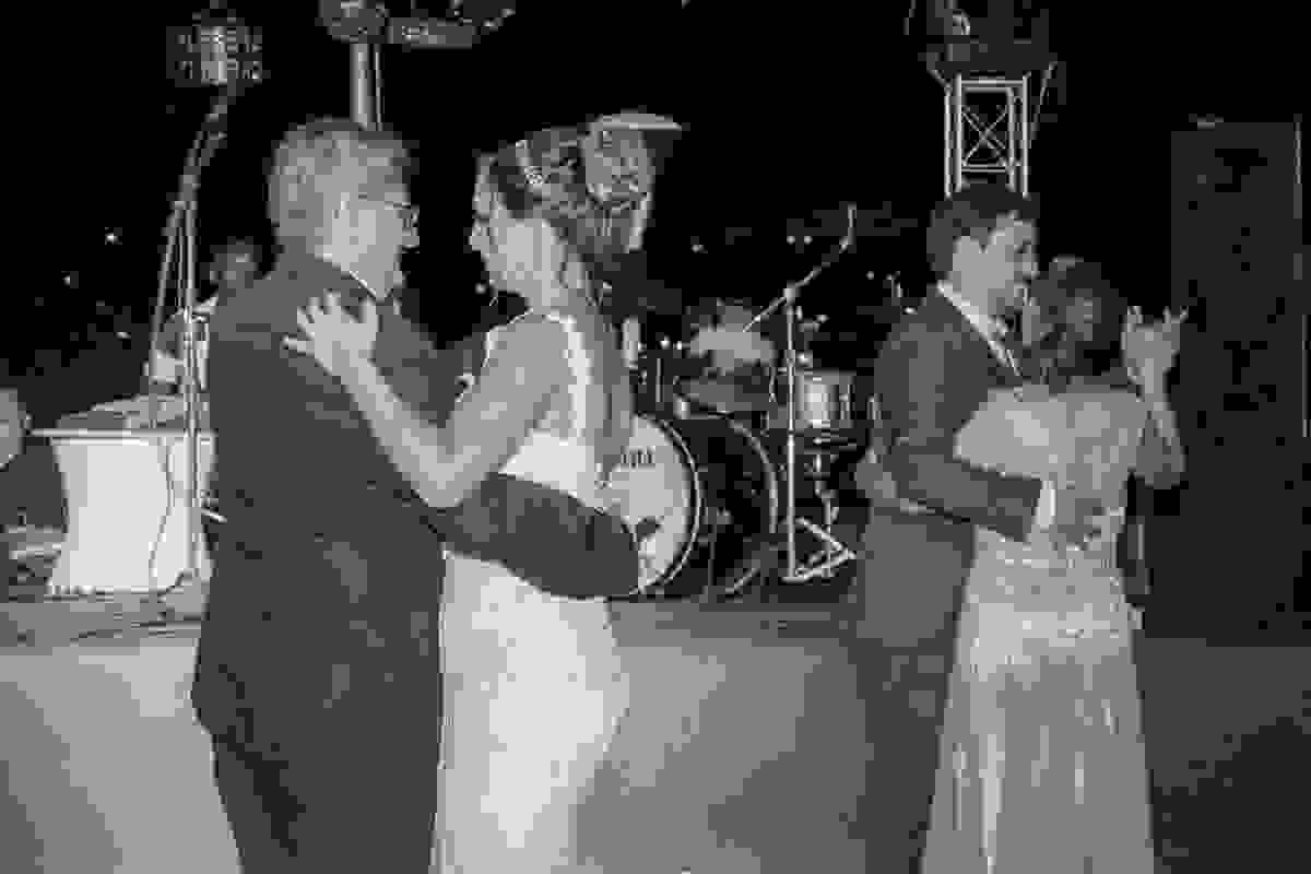 Noiva dança com o pai e noivo dança com a mãe