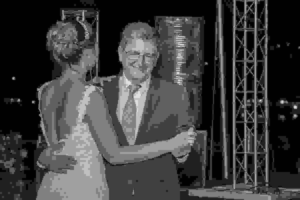 noiva dançando com o pai que sorri no casamento em hotel em armação dos búzios