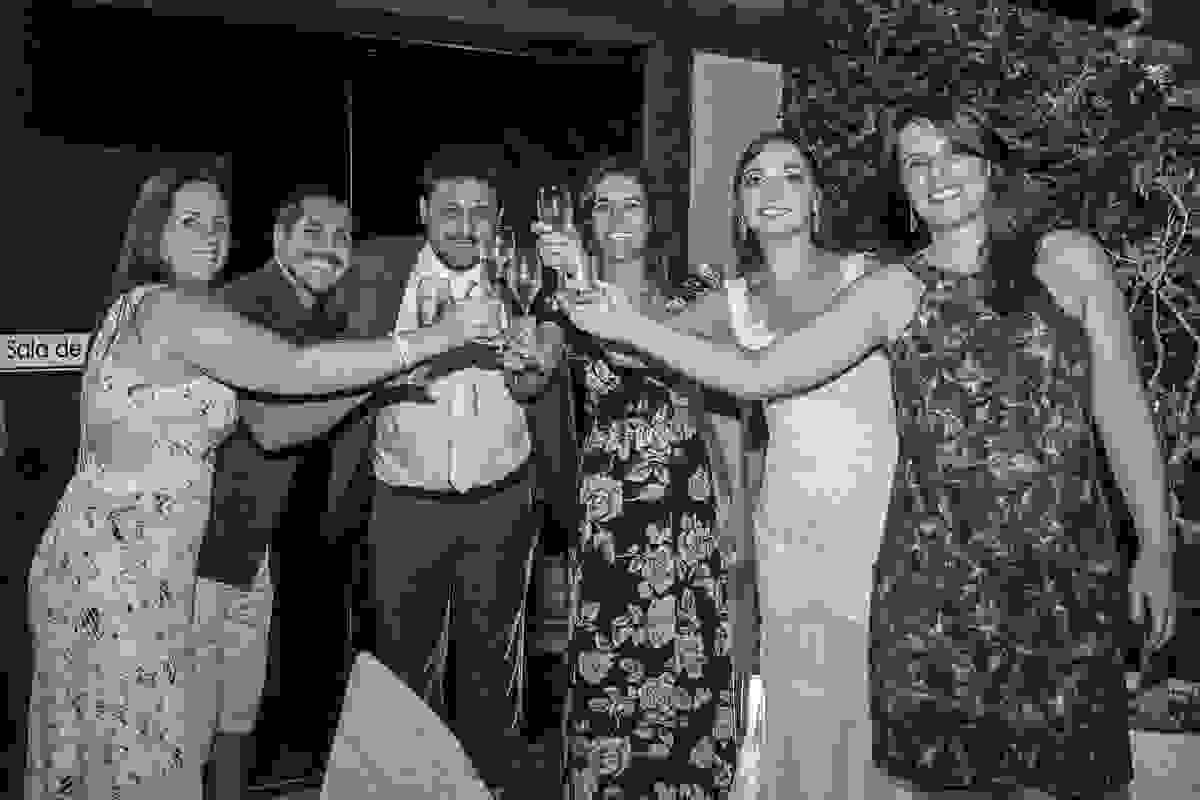 convidados brindam em casamento em búzios