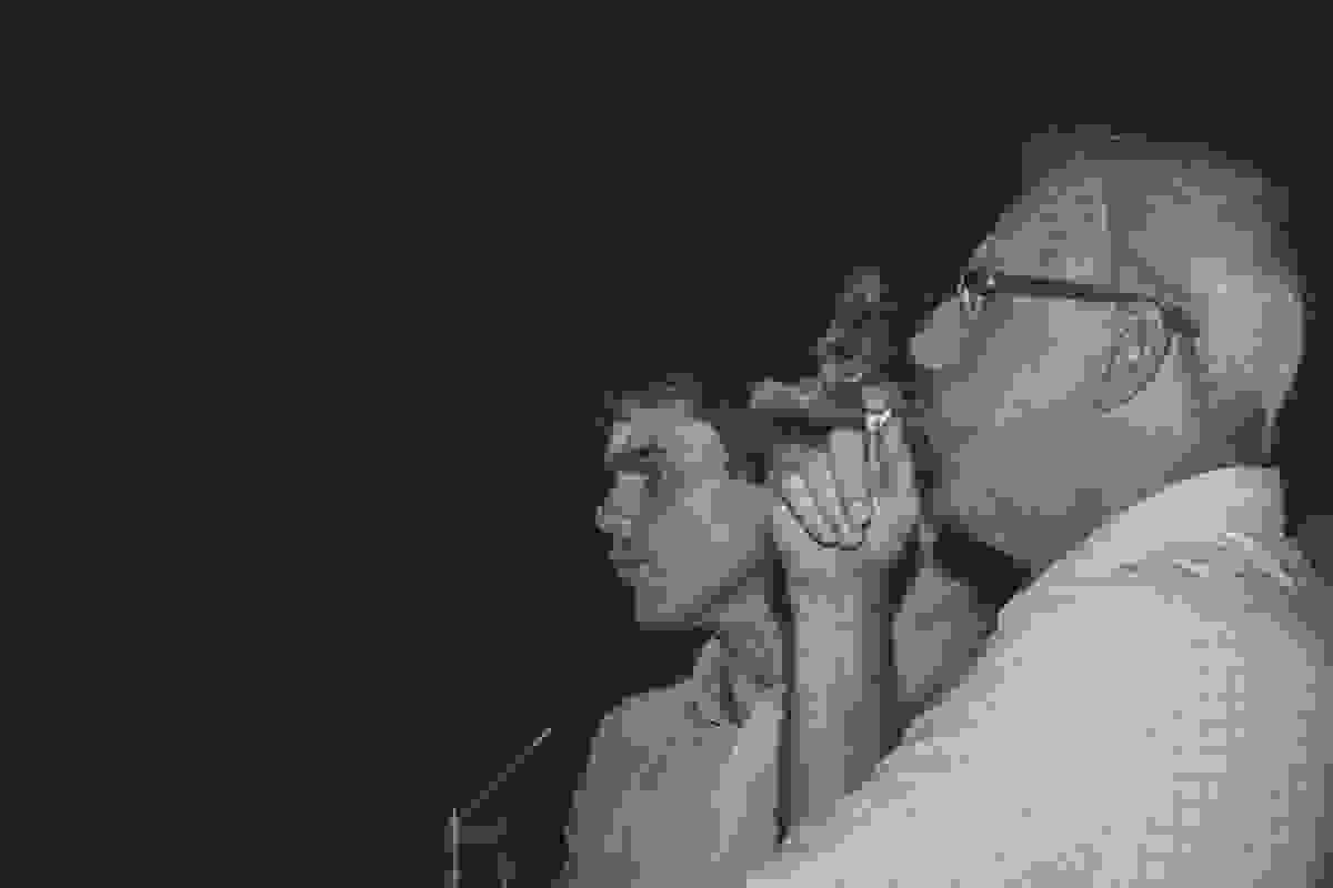convidado fuma charuto durante casamento em armação dos búzios rio de janeiro