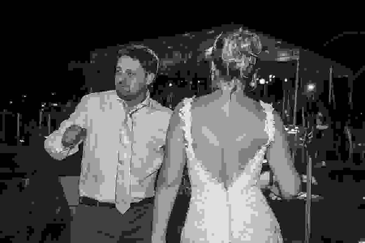 noivo e noiva dançam animadamento em casamento