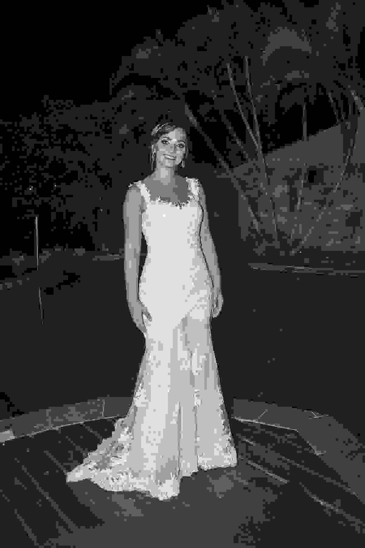 noiva pousa para foto com o vestido em casamento armação dos búzios rio de janeiro