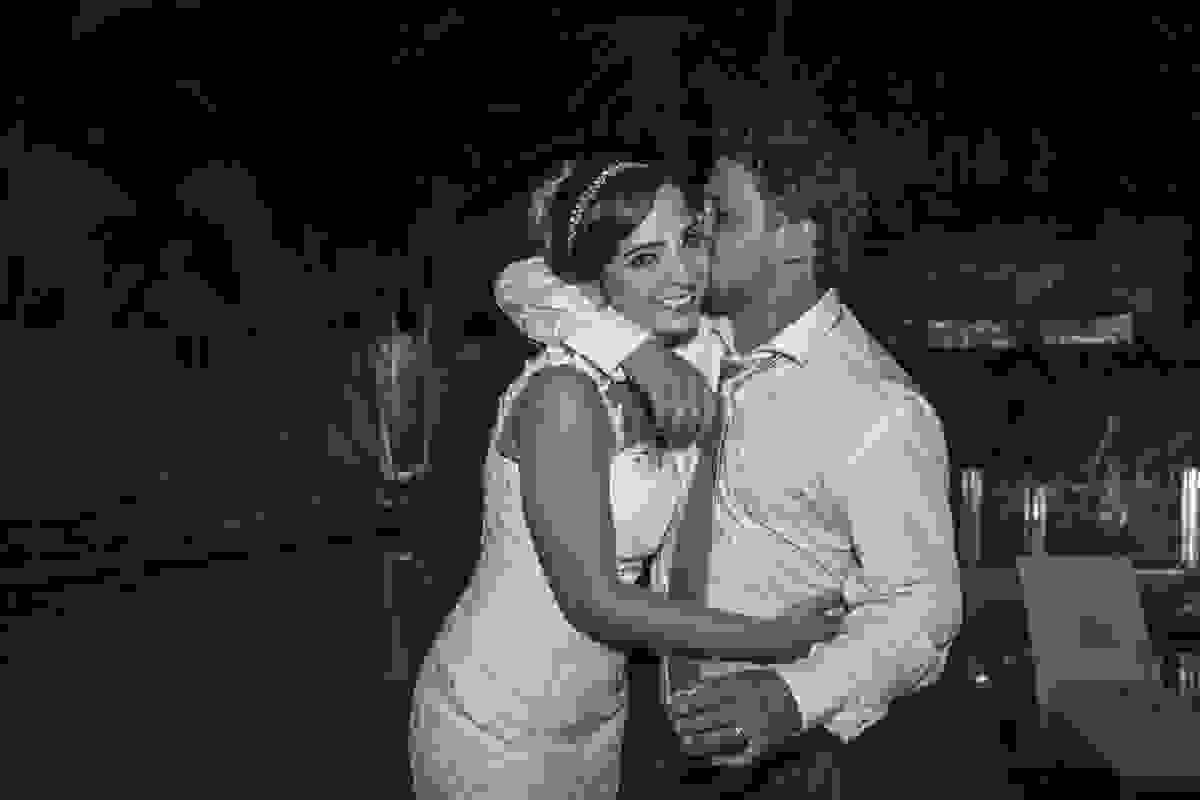noivo e noiva se abraçam e dão um beijo carinhoso