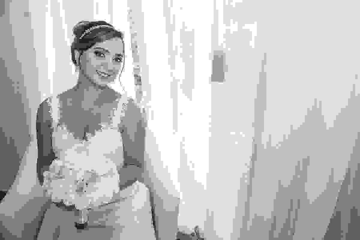 noivo arrumada para o casamento em búzios posa para foto com o bouquet na mão