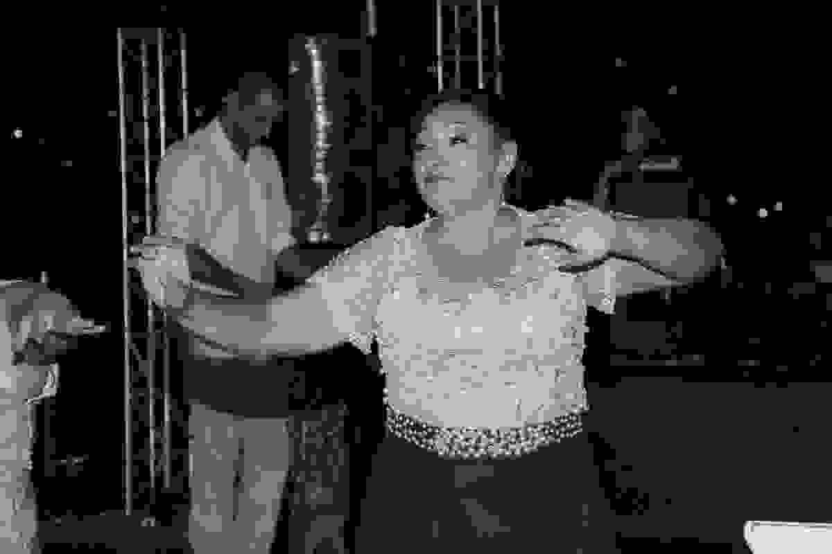 convidada do casamento dança animadamente
