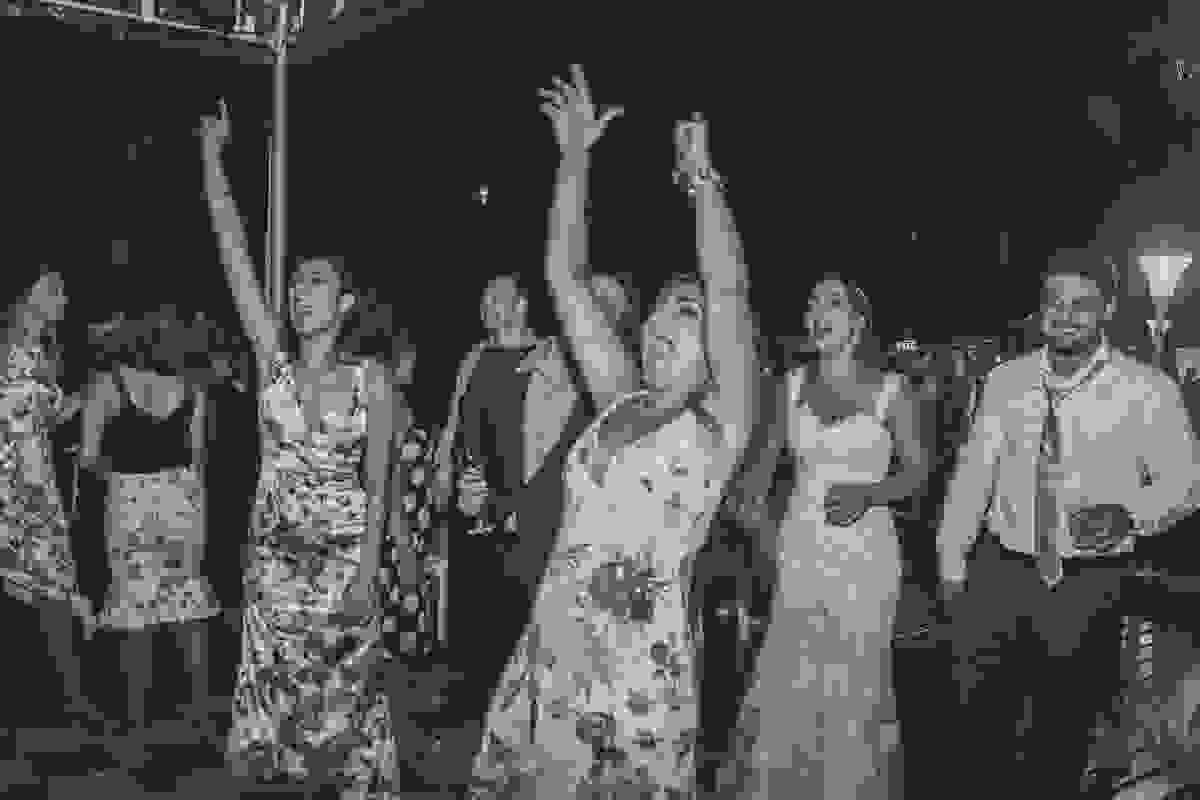 convidados se divertem durante o casamento em búzios