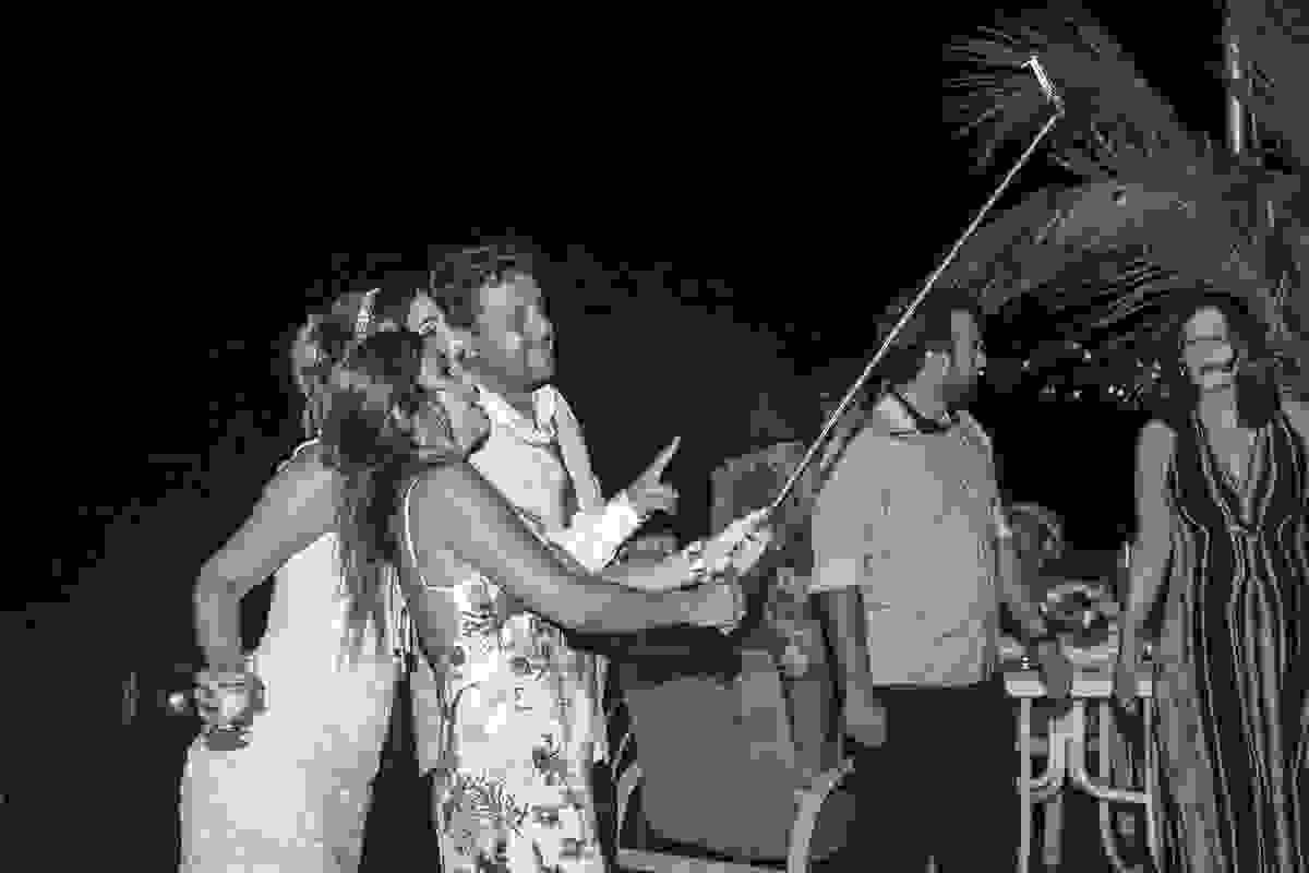 convidados tiram foto de selfie durante o casamento armação dos búzios