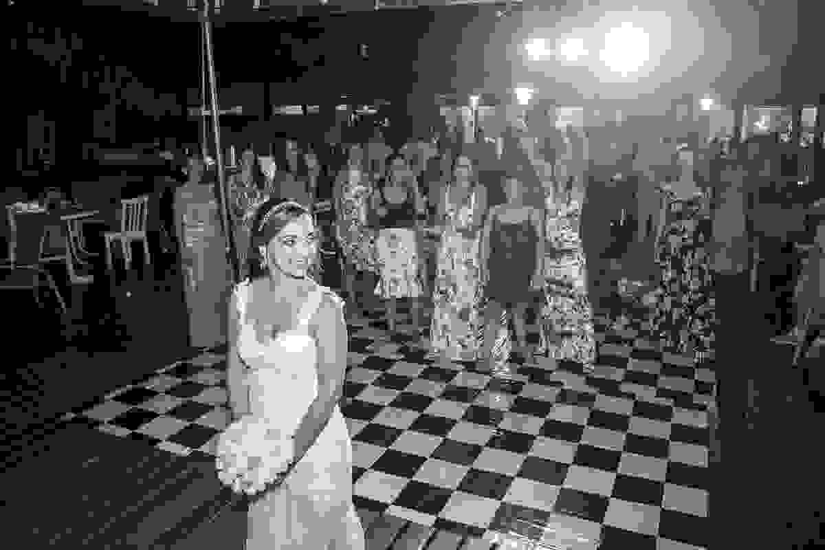Noiva se prepara para jogar o bouquet em casamento