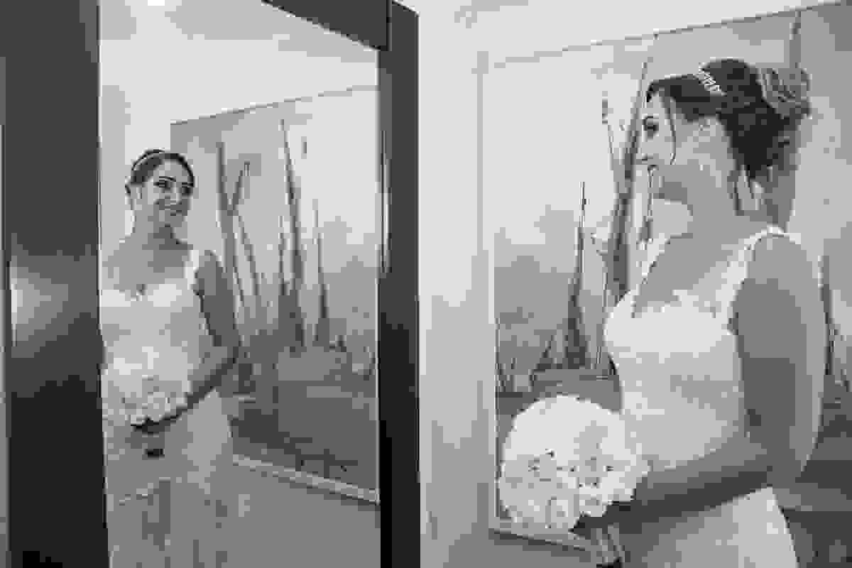 noiva se olha no espelho já pronta para o casamento