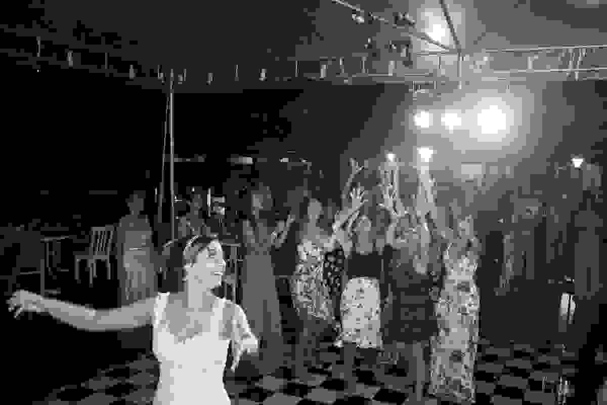 Covidadas disputam pegar o bouquet do casamento