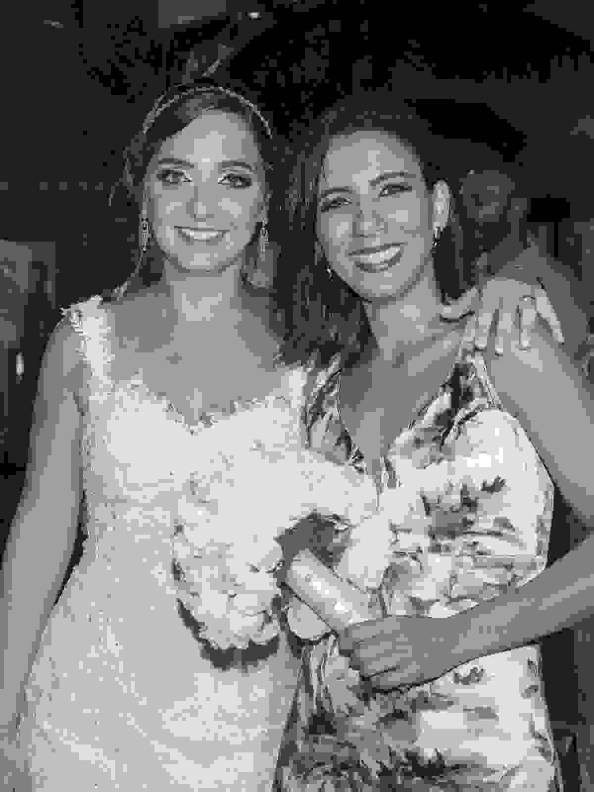 madrinha pega o bouquet da noiva