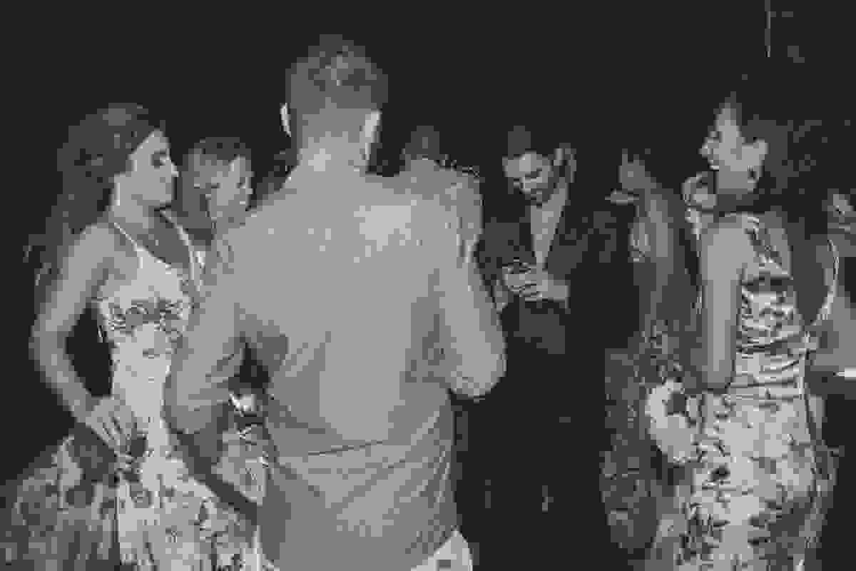 convidados brincam com madrinha que não conseguiu pegar o o bouquet