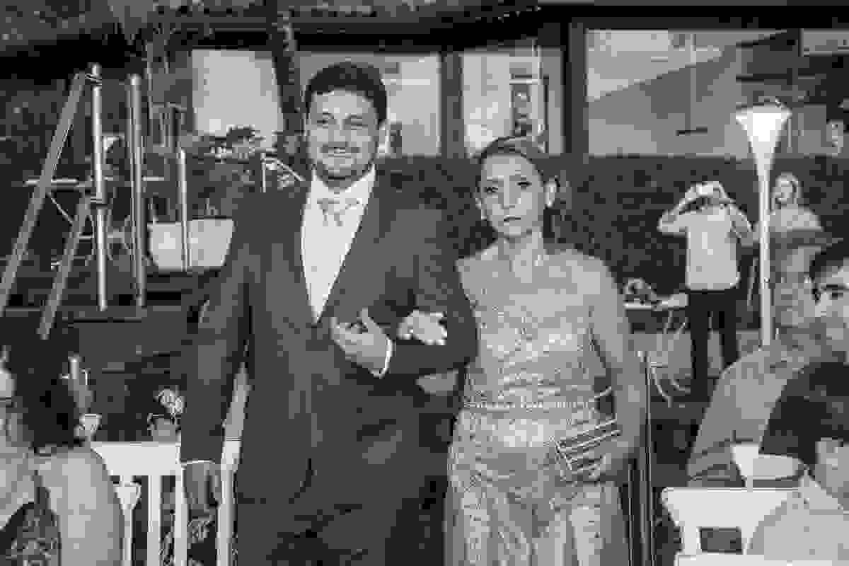 noivo entra com sua mãe iniciando a cerimonia casamento búzios