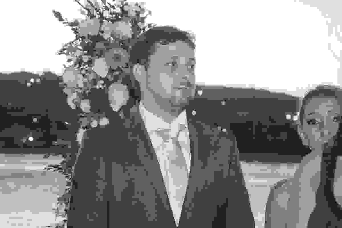 Foto de Casamento em búzios - RJ - noivo observa a noiva - Fotografo Búzios