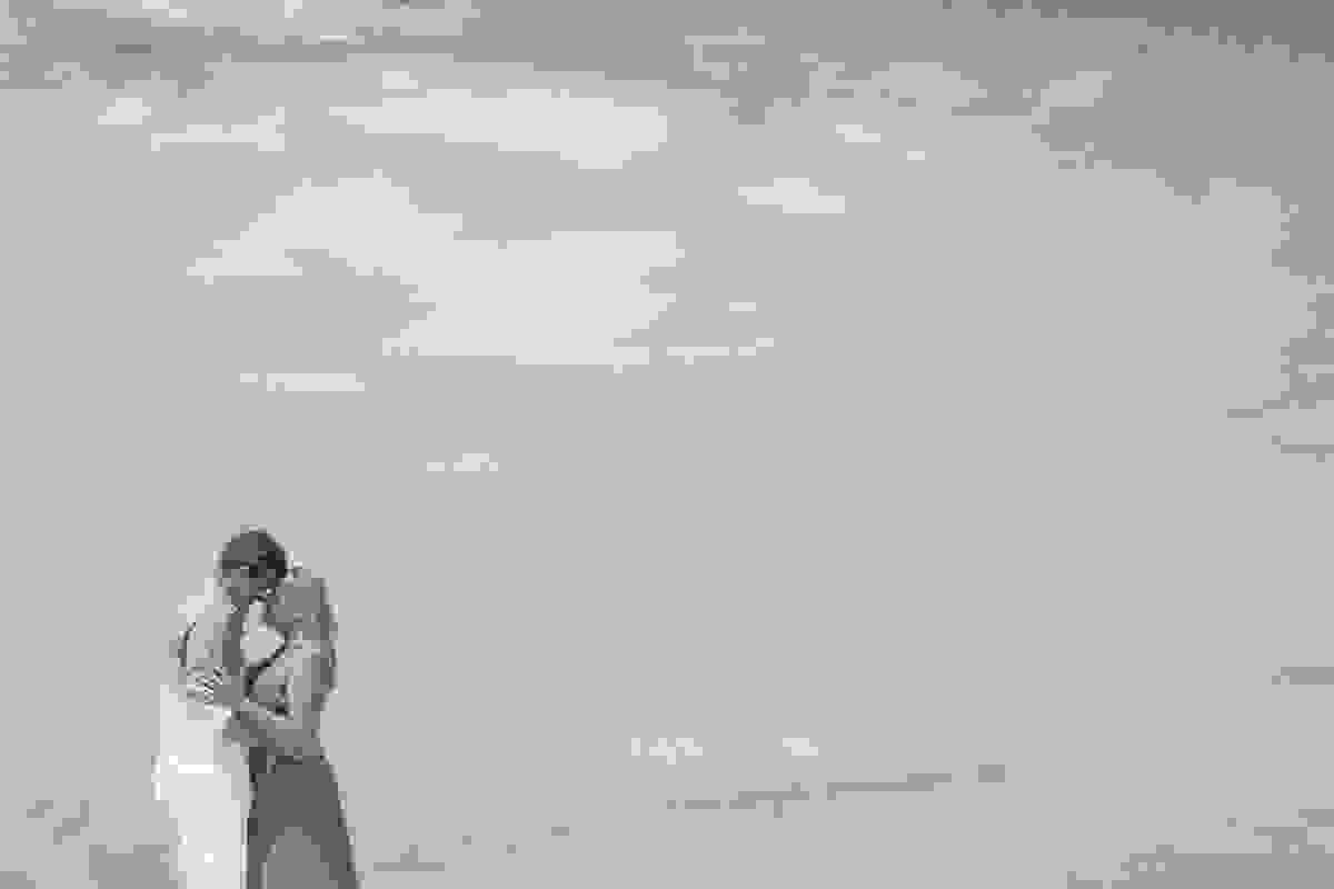 Casal em fotografia romantica ensaio pré casamento lindo ceu azul