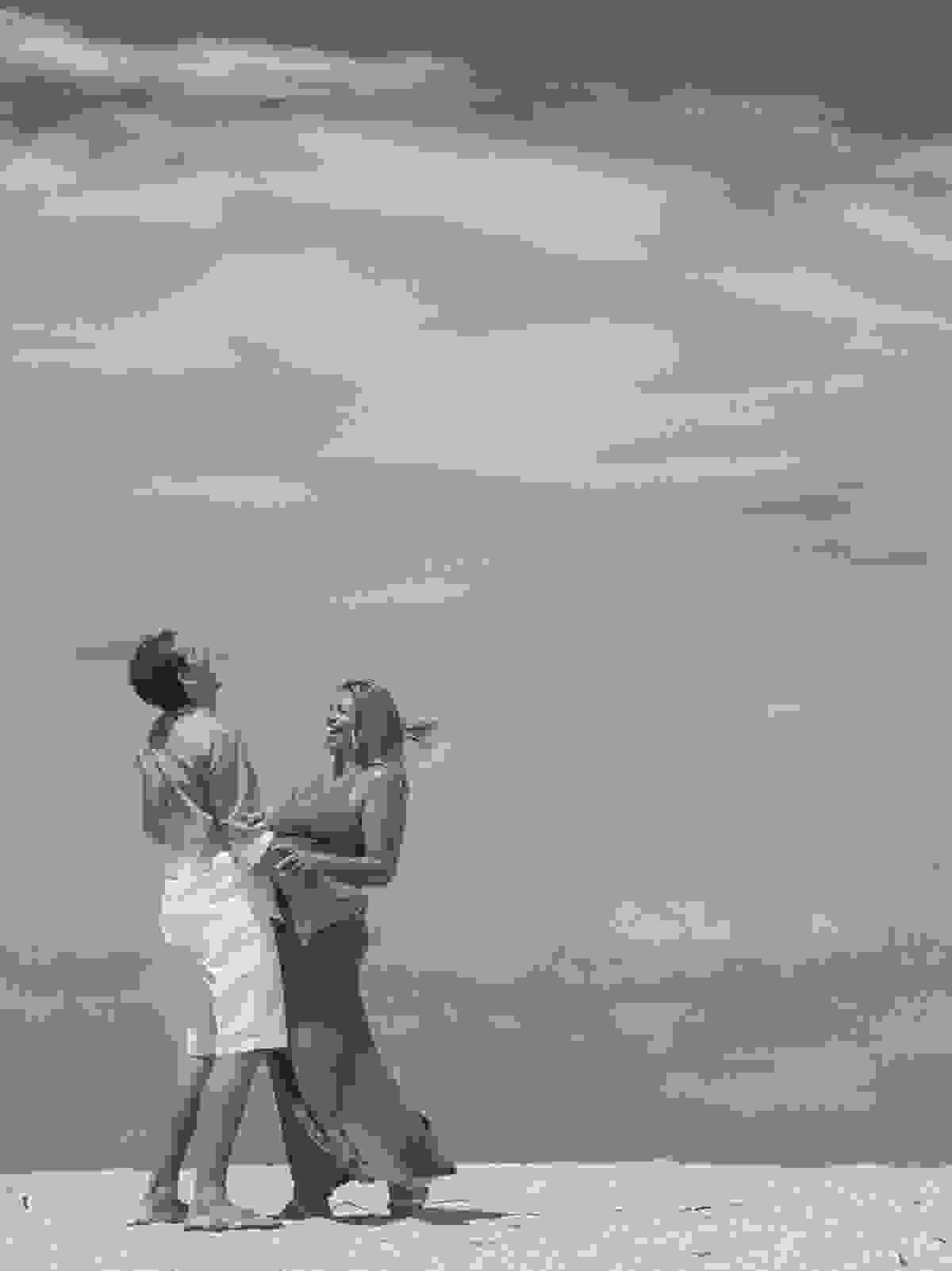 casal rindo muito fotografia na praia ensaio pré wedding