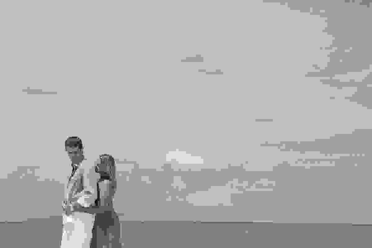 casal abraçado ele de costas para ela em ensaio pré casamento praia de barra de são joão