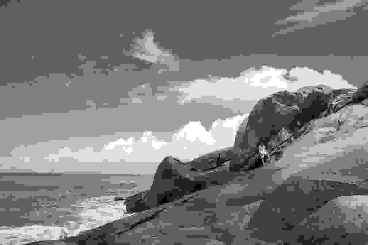 Foto mostrando as grandes pedras da prainha de barra de são joão casal no fundo