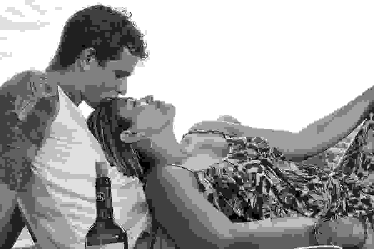 casal em cena romantica a beira do rio são joão ensaio pré casamento