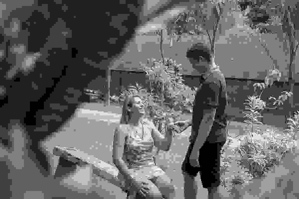 Ensaio pré wedding noivo e noiva de mãos dadas